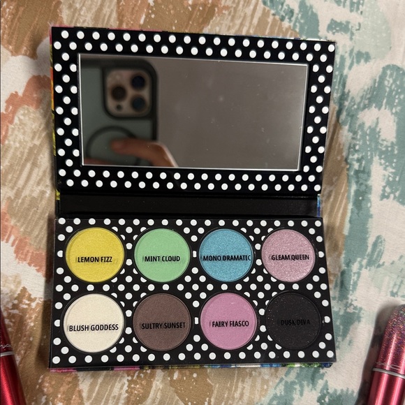 Christmas 🎄 bundle 5- MAC Cosmetics Floral and Silver Key & Card Holder Set - Picture 6 of 10